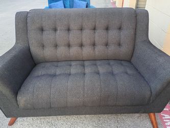 Blk love seat and couch