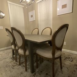 Beautiful Dining Table/Optional Rug