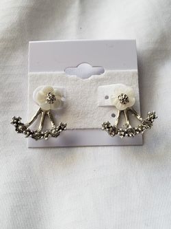 Brand new flower earring!