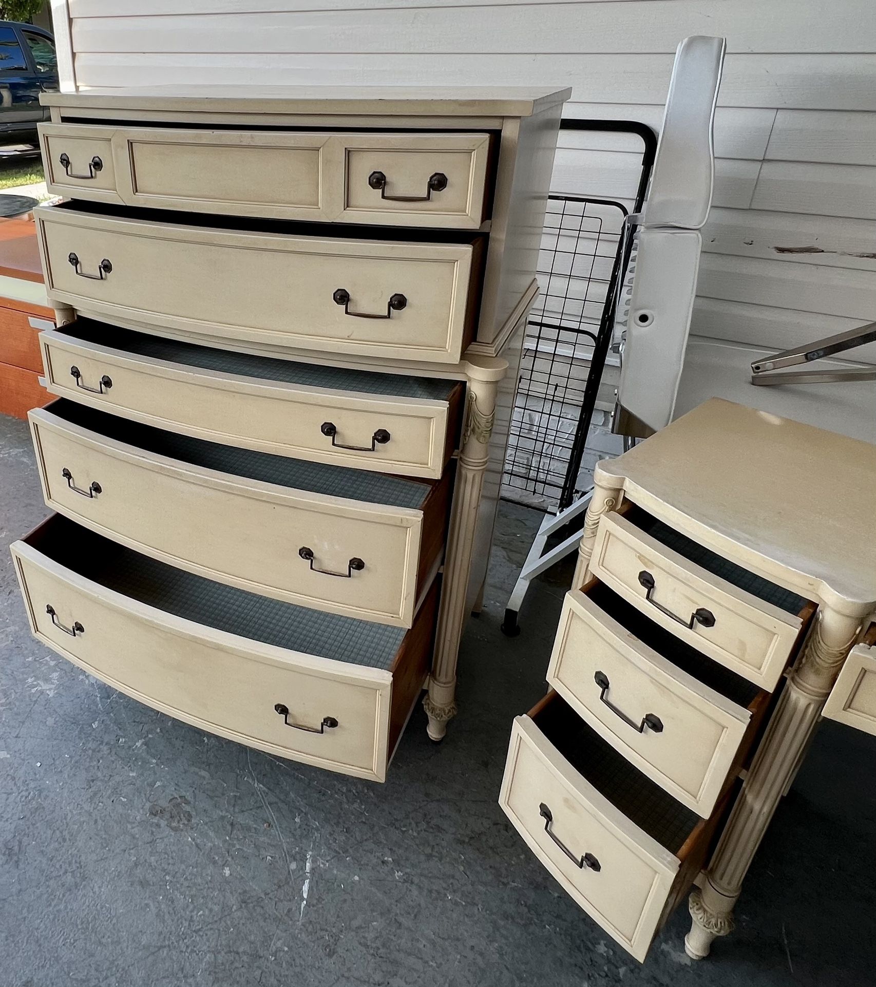 Solid Wood Set Of Chest Of Drawers And Vanity/Desk! Measurements In