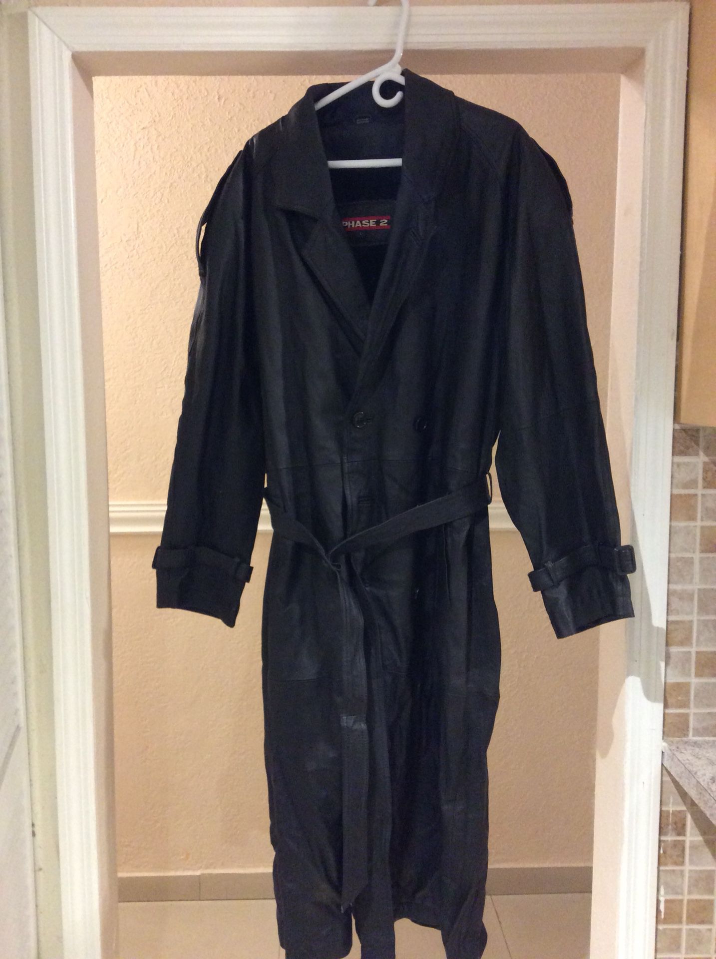 Men’s full length genuine leather trench coat with body lining. Large
