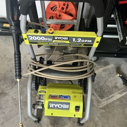 2000 PSI ELECTRIC PRESSURE WASHER 