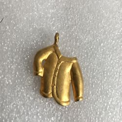 Beautiful gold tone pendant