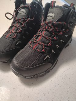 Men's hiking boots$5- $5buck shop #forrealnotlyinlikeotherstoresthatsaytheyarefivebucks