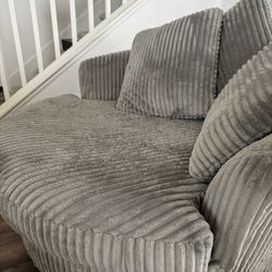 Lindyn Oversized Swivel Accent Chair 