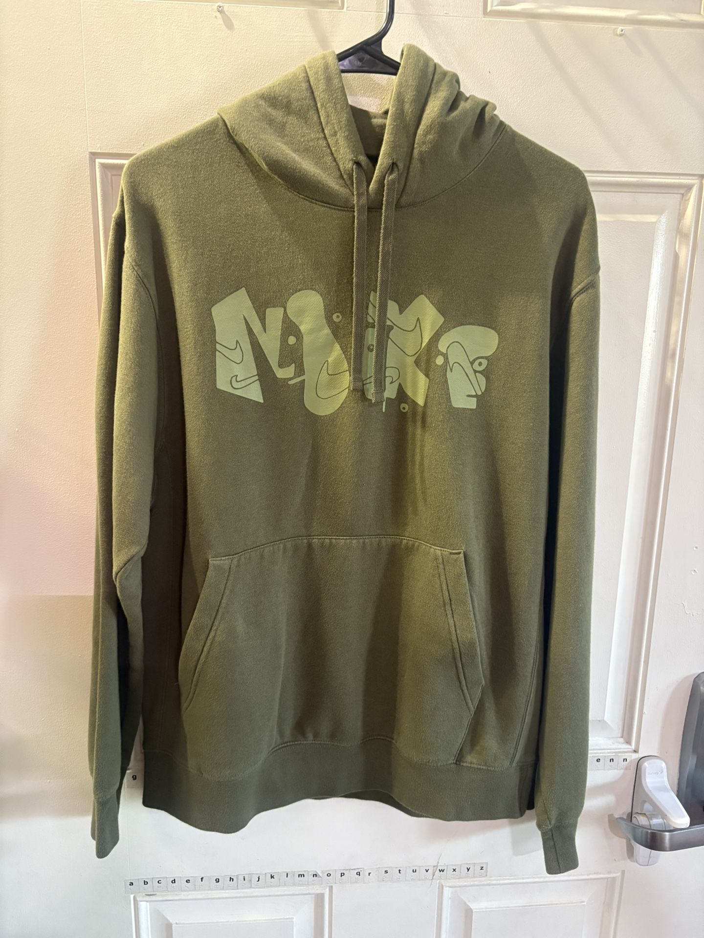 Nike Men’s Club Fleece Graphic Pullover Hoodie Size S Green DQ4653-222Nike Men’s Club Fleece Graphic Pullover Hoodie Size M. Green DQ4653-222 