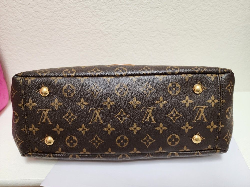 Authentic Louis Vuitton Pallas MM Rose Litchi for Sale in Sun City, AZ -  OfferUp