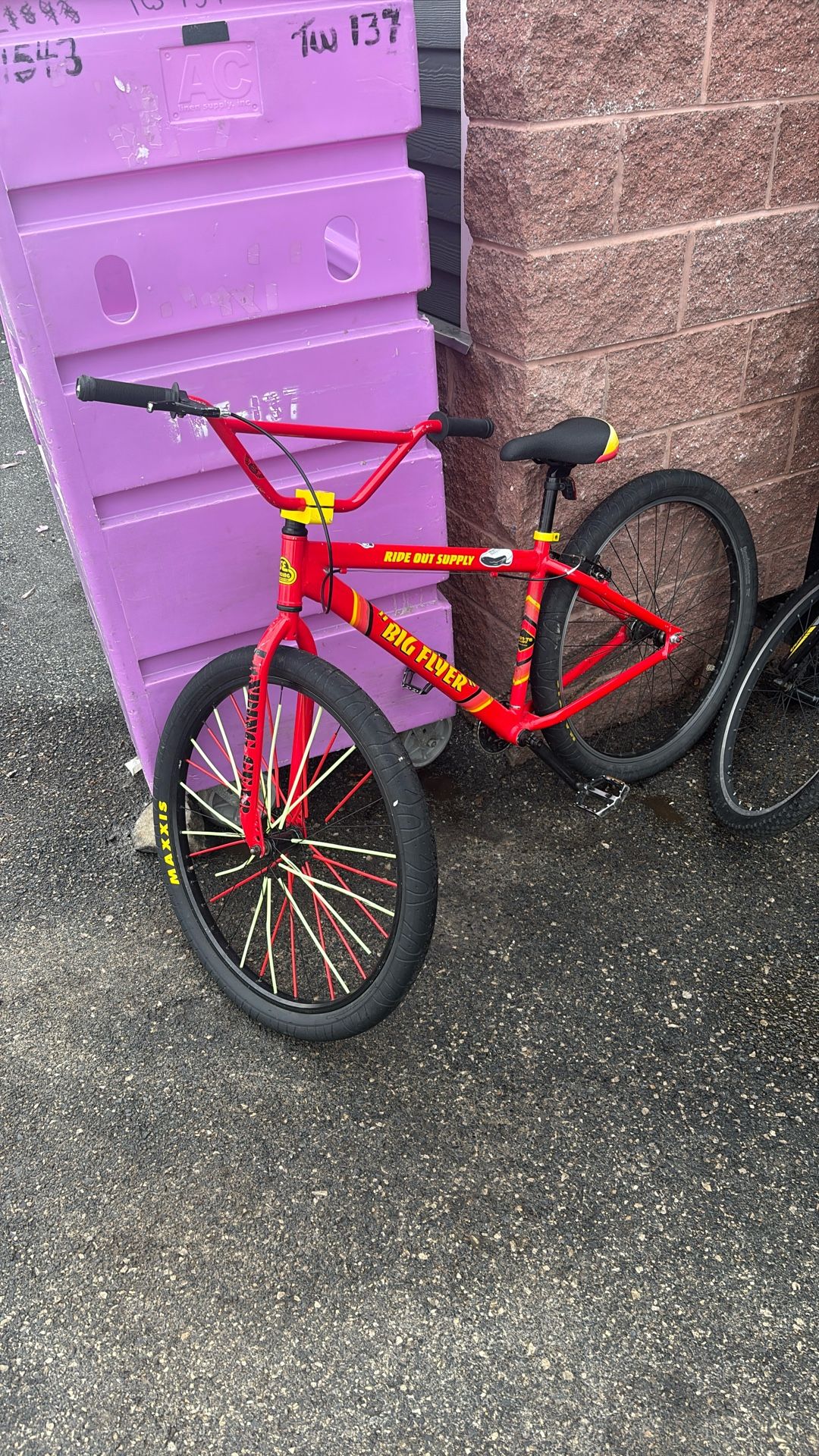 Big Flyer 29’ Macdonalds Color With New- Used Maxis Tires And A Tektro Break Kit.