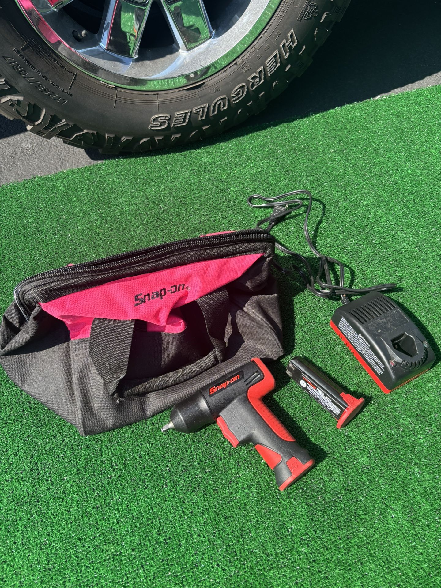 Snap-on CT 525 7.2 V cordless 1/4” impact wrench kit w/batteries, charger and Snap on bag (good working condition)