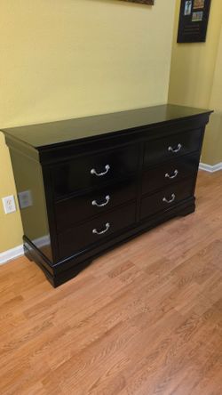 Clean and Nice Black 6 Drawer Dresser.