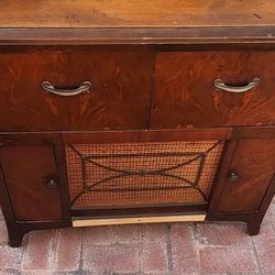 Vintage Victrola/Victor Record Player/Radio 