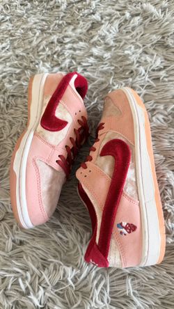 Size 7 Men’s Nike Dunk Low SB x StrangeLove Valentines Day CT2552-800.  