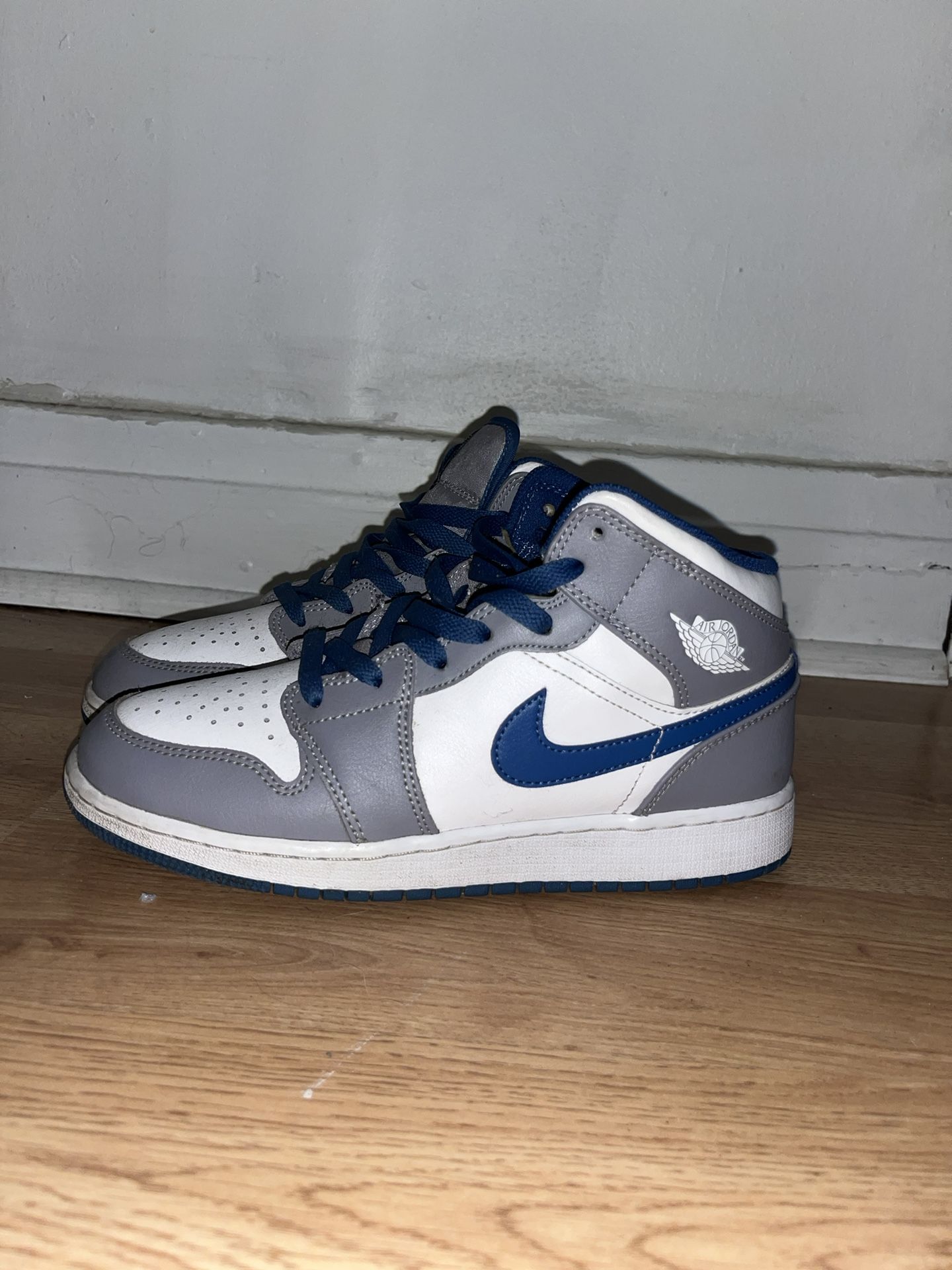 Air Jordan 1 Mid True Blue Size 6/5 In Boys