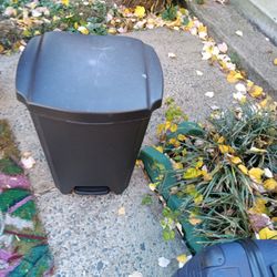 13 Gallon Trash Can