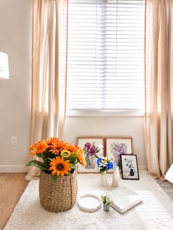 Home Decor, Faux Sunflower plants, tray & book sets, 2 sets ceramic vases, 2 faux flowers & 3 Printing Flowers w/ frame, ❤️Good condition.