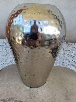 vintage beautiful hammered 11" vase
