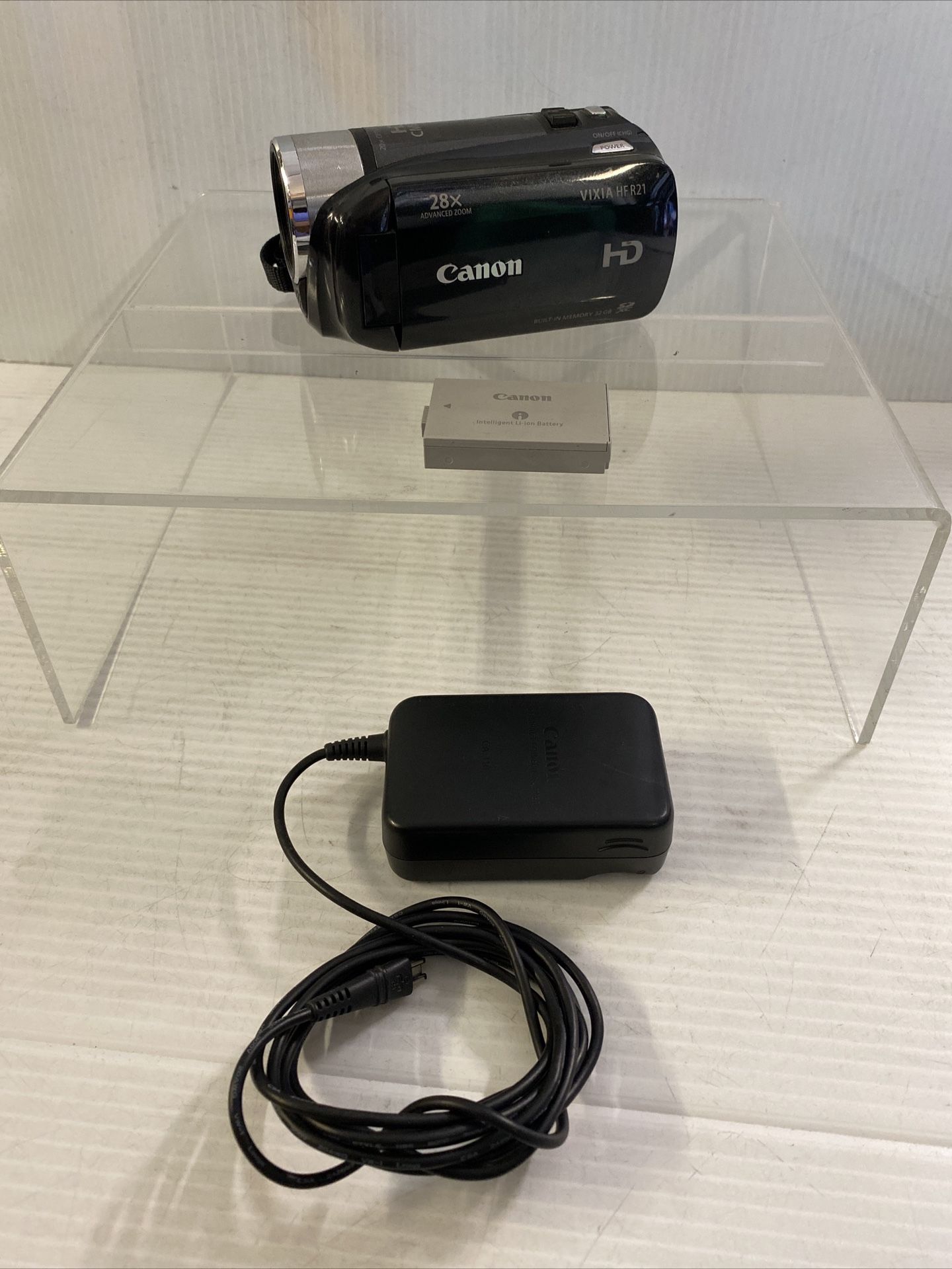 Canon VIVIX HF R21 HD Camcorder 1080P - Battery & Charger Tested / Works Great