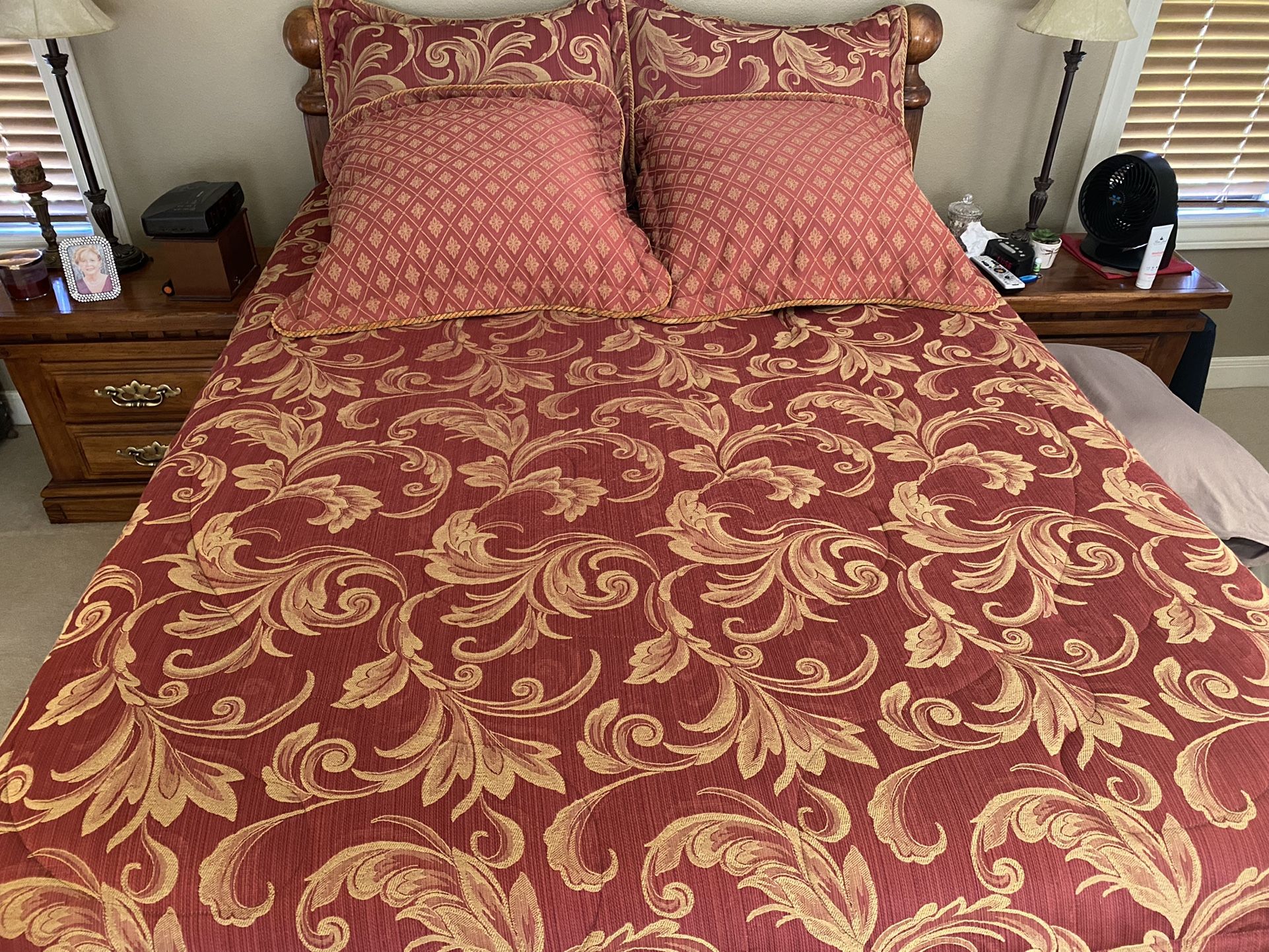 Reversible Queen Comforter Set