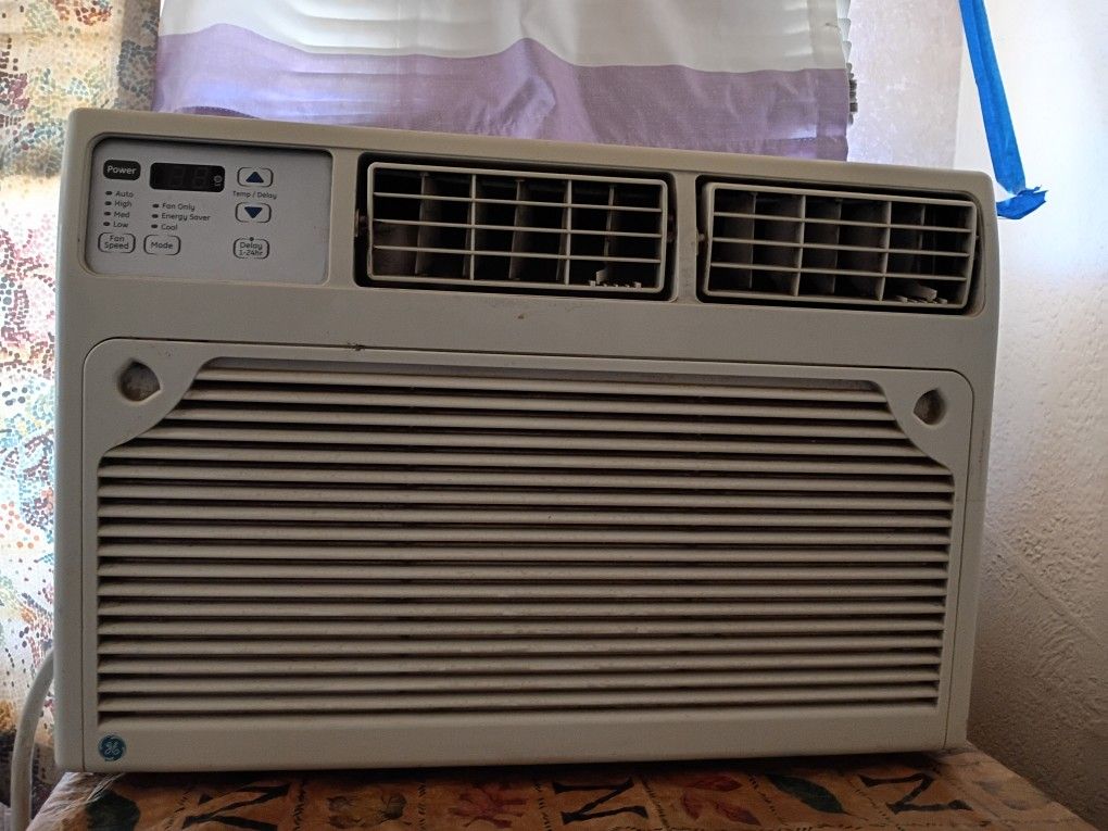 Window Unit Air Conditioner 