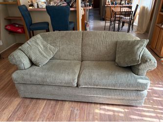 Green sofa/pull out couch