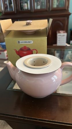 BNIB Le Creuset Small Stoneware Teapot 22 oz with Ceramic Infuser - collectible Light Pastel Pink