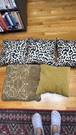 Pillows, decorative. From no pet/smoking home
