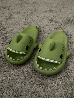 Shark Slides / Croc-Style Sandals – Men’s 5–6