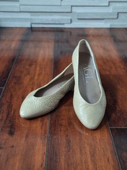 AGL Women's Beige Textured Patent Leather Flats EU 35 US 5
