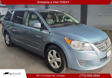 2010 Volkswagen Routan SE Minivan 4D