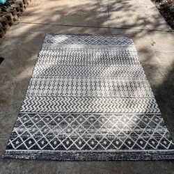 7.5’ X 10’ Rug