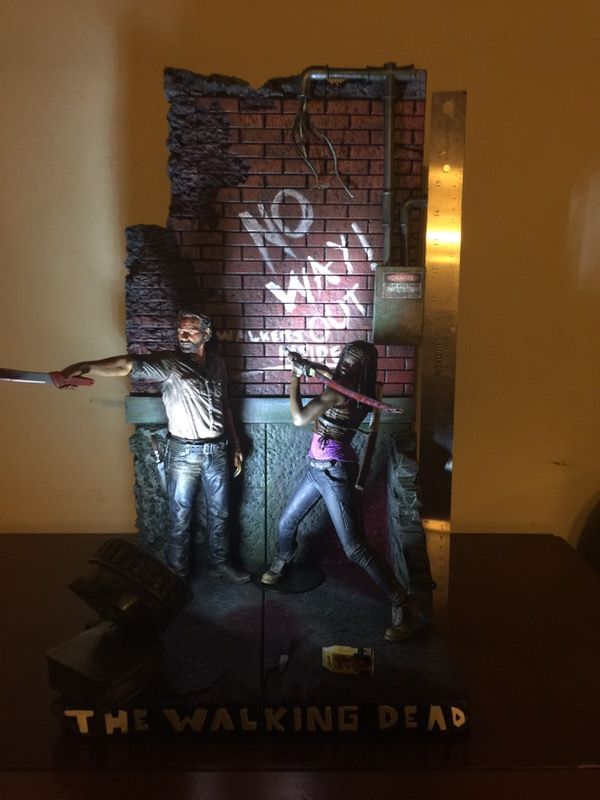 The walking dead custom made diorama!!! Bed side desk lamp :)