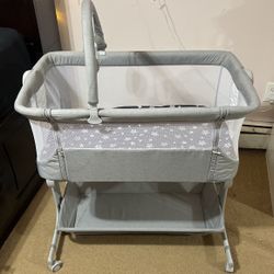 Bassinet with Bottom Storage And Movable 