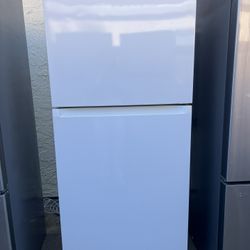 Samsung White Top Freezer Refrigerator w/ Auto Ice Maker, Year 2017