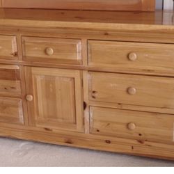 Broyhill Fontana Pine 6- Drawer Dresser. Like New.