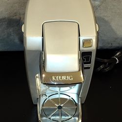 KEURIG SILVER SINGLE SERVE COFFEE MAKER MODEL B31 WATER LEVEL MARKERS; MAKES A 6oz, 8oz OR 10oz CUP. FITS ALL COFFEE PODS BRANDS. SUPER CLEAN WORKS PE