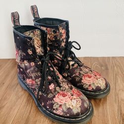 Dr. Martens 11821 Floral Canvas Boots 7L. Lace up. 