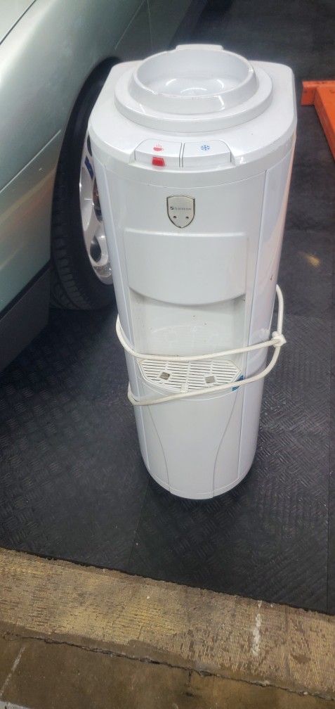 Water dispenser (7) 5 Gallon jugs and holder stand