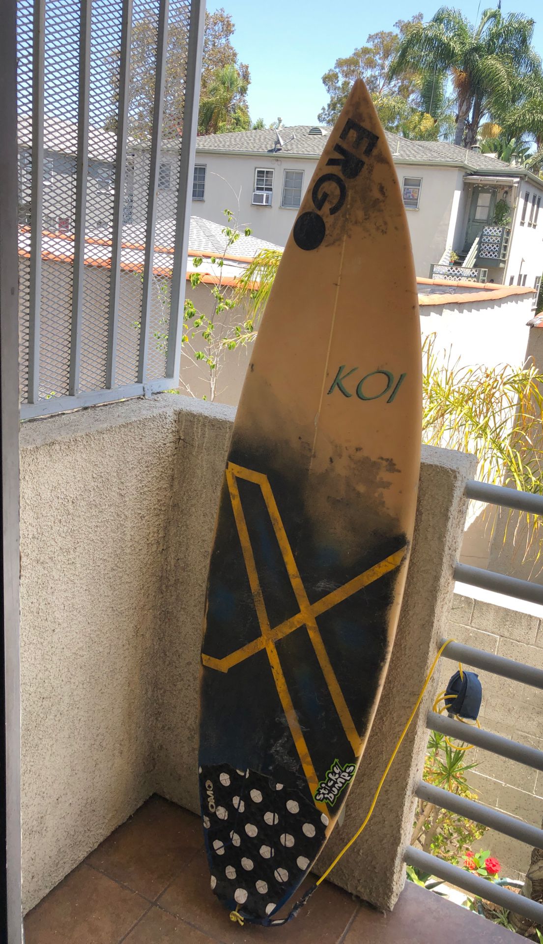 5’11” hard top surfboard