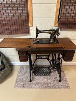 Antique / Vintage Singer Sewing Machine