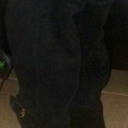 Colin Stuart SIZE 8B Black Suede, Fur Cuffed Knee High, High Heel Boots w/Gold Buckle on outside of each ankle. 