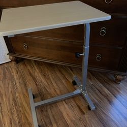 Mobile laptop desk