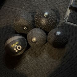 Medicine balls/slam balls 8-50lbs Read The Description 