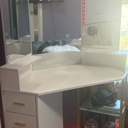 Make Up Desks 