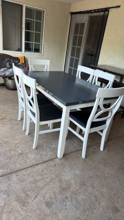 Dining table and 6 chairs like New
