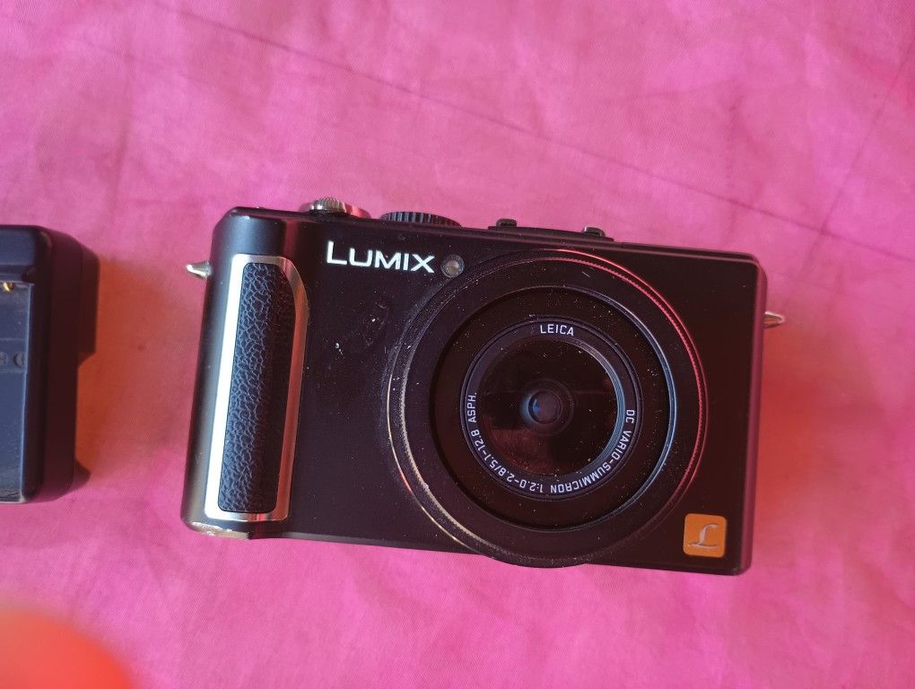Panasonic Lumix DMC-LX3 10.1 MP Digital Compact Camera 2.5x Optical Zoom Black