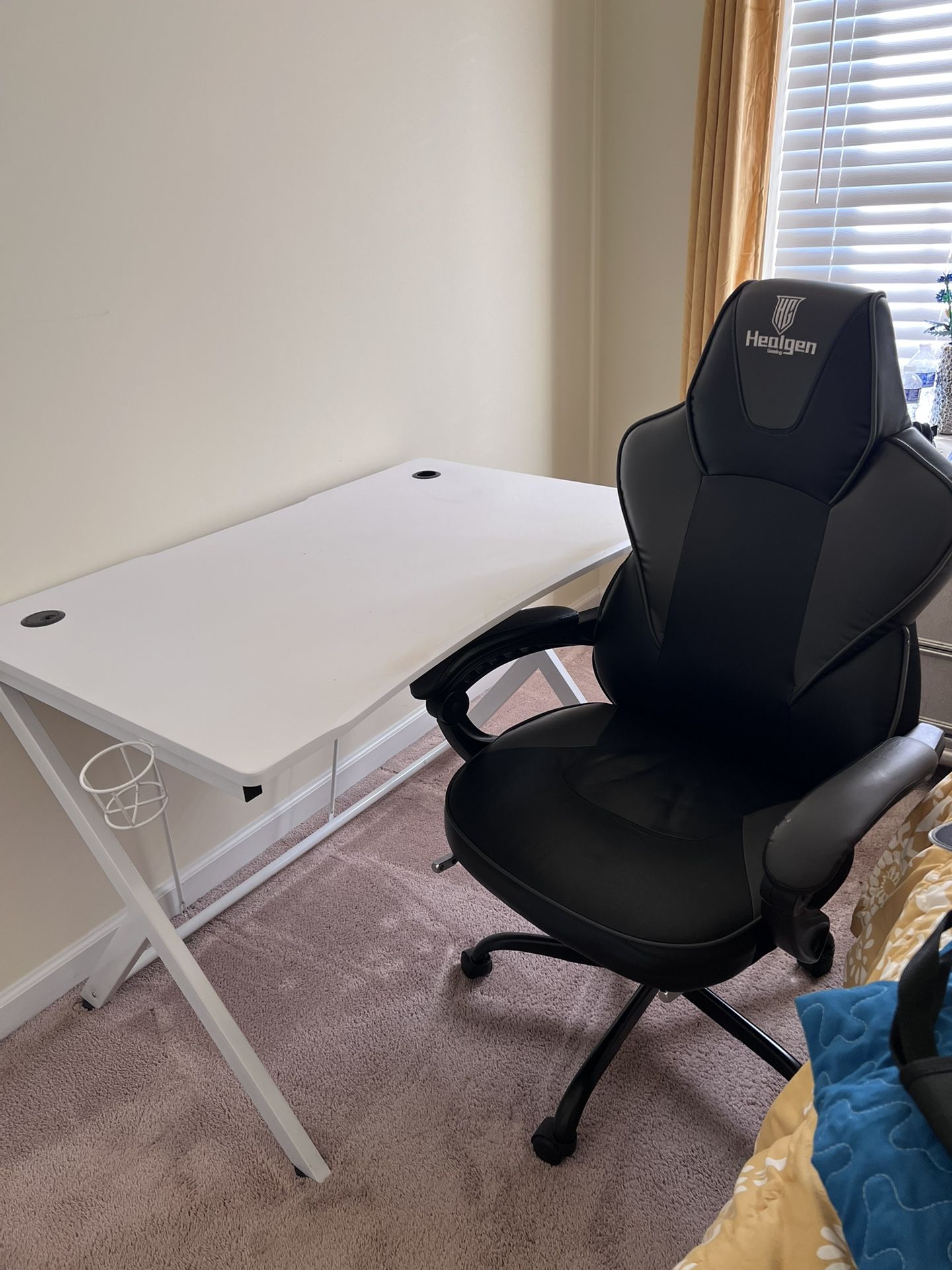 USED - HEALGEN Gaming Chair w/Desk