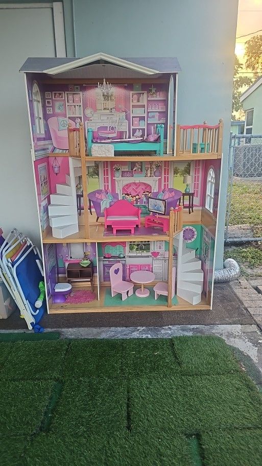 Doll House With Accessories .
