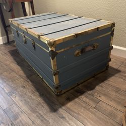 Vintage-Style Storage Trunk / Chest – Excellent Condition