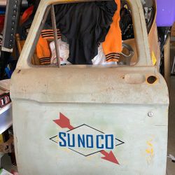 F100 Ford truck door
This door is from the early 1960s, driver door and has SUNOCO logo on the door.