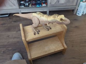 dinosaurio TR de jurasic park tiene sonido está como nuevo